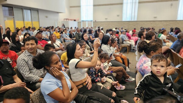 표정 없이 조용히 앉아 있는 한 자매의 모습 속에서, 난민이 겪는 아픔과 현실이 고스란히 드러나고 있다.