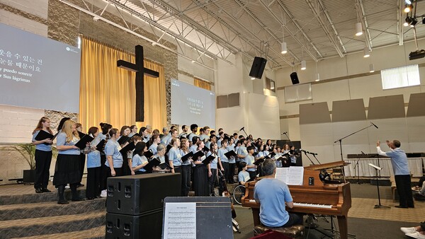 무디 신학교 합창단과 본교회 할렐루야 성가대가 연합으로 공연을 펼치는 모습.