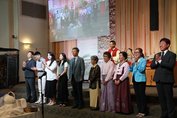 이날의 임직자들, 임직예배의 결단찬송으로는 '충만'을 불렀다. 찬송의 메시지는 우리가 예수님을 따라 아무것도 아닌 존재로 낮아져 섬길 수 있는 이유가 바로 “예수로 충만한 삶”에 있다는 것이었다. 성도의 참된 행복과 성공, 그리고 만족은 다른 데 있지 않고 예수님으로 충만할 때에만 주어진다는 고백이었다.