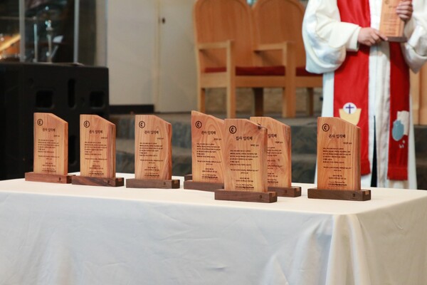 이번 장기근속 감사패와 임직패는 화려함보다 예수님을 따라 십자가를 지겠다는 의미를 담아 크리스탈 대신 나무로 제작되었다. 특히 세월호 희생자 아버지들이 운영하는 ‘4.16공방’을 통해 만들어져 패를 볼 때마다 고통받는 이웃을 사랑하고 섬기겠다는 다짐을 새기도록 했다.