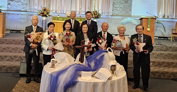 50년 넘게 교회를 섬겨온 장기근속 교인 12명이 감사의 자리에 섰다. 오랜 세월 기도와 봉사로 교회를 지탱해 온 이들은 ‘걸음마다 은혜였고 모든 영광은 하나님께’라 고백하며 깊은 감사의 마음을 전했다.