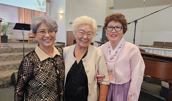 맹숙영 권사(사진 중앙)는 1960년 26세의 유학생으로 미국에 와 교회를 처음 찾았던 권사님. 64년간 신앙의 길을 함께하며 약혼식·결혼식·자녀·손주에 이르기까지 교회와 삶을 함께해 온 신앙의 증인. 초기 이민자 시절 한국 식품도 없어 일본 식료품점에서 두부 반 모를 사던 기억부터, 고향을 그리워하며 '고향생각'을 노래하며 울렀던 기억, 성도들과 밤새 교제하던 추억까지 간직하고 있다. 오늘날 교회의 든든한 토대가 된 믿음의 세월을 증언해 주셨습니다. 사진은 우정강 권사와 이말희 권사가 자리에 함꼐 했다.