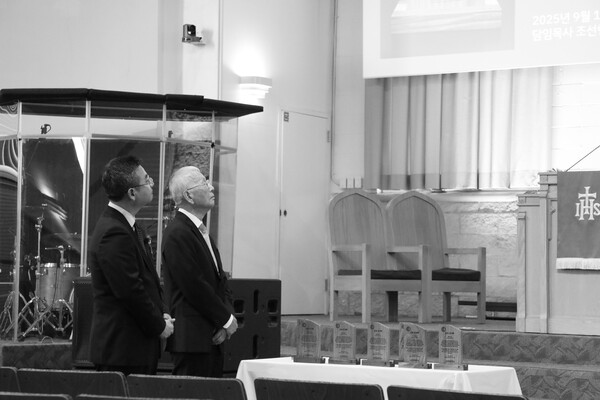 조은철 목사(9대 담임목사, 오른쪽) 조선형 목사(12대 현 담임목사)