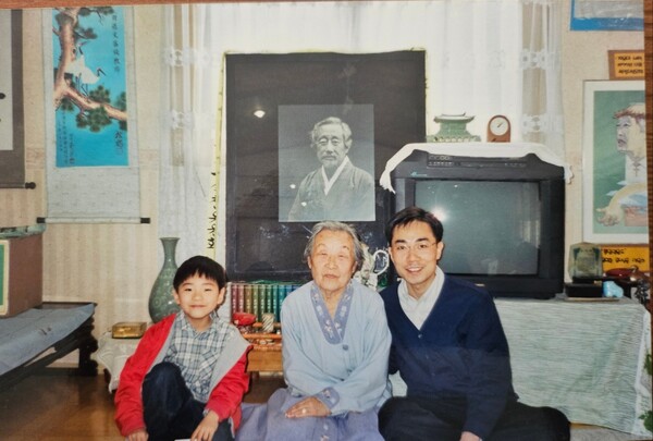 문익환 목사의 통일의 집에서 박용길 장로님과 함께 사진 왼쪽은 아들 조어진군.