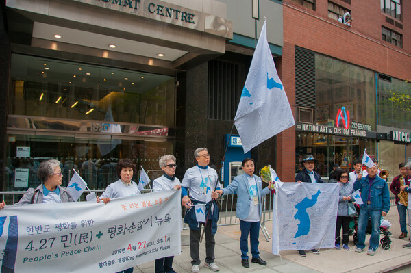 4.27 평화 손잡기 운동에서 손에 손을 잡고 남북한 대사관을 연결하는 행사를 가졌다.