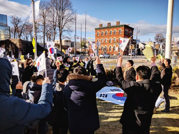 삼일절 기념예배을 마치고 독립운동가 황귀환의 묘에서 교인들과 함께한 조원태 목사.