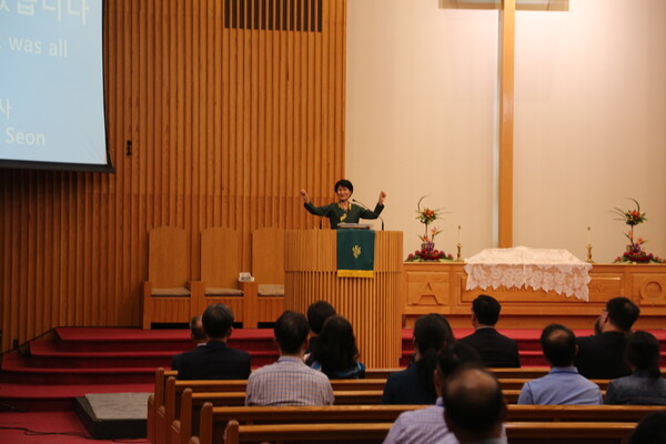 탄자니아에서 13년째 사역 중인 김영선 선교사가 미연합감리교회 한인총회 개회예배에서 ‘돌아보니 은혜였습니다’라는 제목으로 말씀을 전하고 있다. 그는 한국 선교 140주년을 맞아 미주 한인교회의 선교 후원 결단을 ‘성령의 역사이자 은혜의 유산을 잇는 신앙의 응답’이라 강조했다.