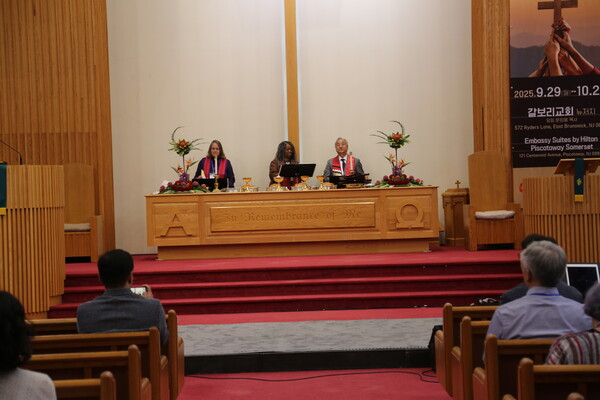 정희수 감독, 도티 에스코베도-프랭크 감독, 신띠아 무어-코이코이 감독이 미연합감리교회 한인총회 성만찬을 공동 집례하고 있다. 세 감독은 분열의 아픔을 넘어 ‘다시, 그리스도의 몸’으로 서기를 소망하며, 이번 성찬이 교회의 연합과 회복을 향한 새로운 출발점이 되기를 당부했다.