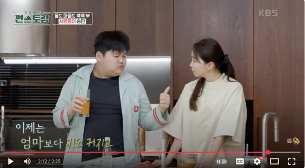 KBS 예능 ‘편스토랑’에 아들 송민 군과 함께 출연한 배우 오윤아. 꾸밈없는 일상을 통해 시청자들의 큰 공감과 위로를 이끌었고, 특히 장애 자녀를 둔 부모들에게 용기와 희망의 메시지를 전했다.