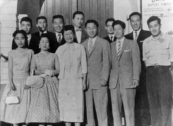 1957년, 믿음의 첫걸음. 김동명 목사와 안이숙 사모, 그리고 창립 멤버들이 함께 세운 로스앤젤레스침례교회가 훗날 남가주 새누리교회의 시작이 되었다.