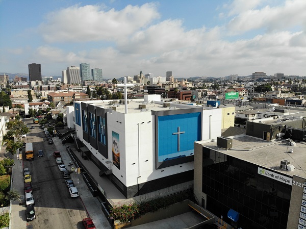 로스앤젤레스 한인타운 한가운데 자리한 남가주 새누리교회. 350- 400여대의 차량이 동시에 주차 할수있고, 1,500석의 예배당,  박성근 목사는 “ 주일 하루만의 사용은 낭비”라며 주일 이후에도 문을 열어 장애인, 노약자, 지역 단체들이 함께 숨 쉬는 ‘살아 있는 교회’를 실천하고 있다.