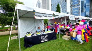 데일리 팍 한국의 날 시카고 공립 도서관 아웃리치 테이블, 한국계미국인 역사자료 담당관 알리슨 (Allyson Smally)과 함께 