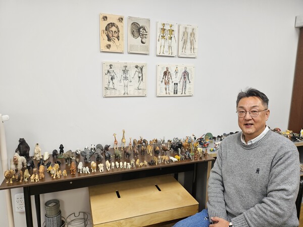 밴쿠버 치유상담센터 상담실에서. 모래와 다양한 동물 인형들을 활용해 치료를 할 수 있다.