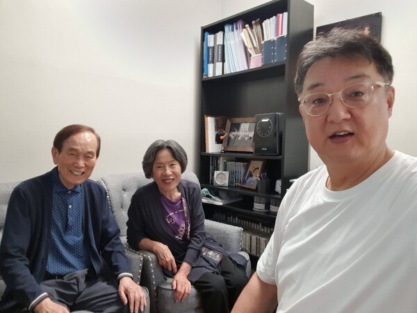 치유상담센터를 방문한 정태기 목사 내외와 함께