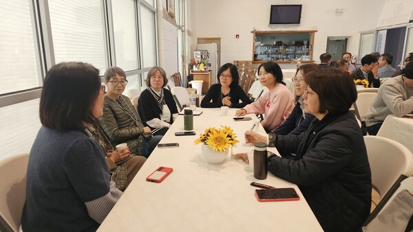 강의 후 진행된 소그룹 모임에서 사모들이 각자의 이야기를 나누고 있다.