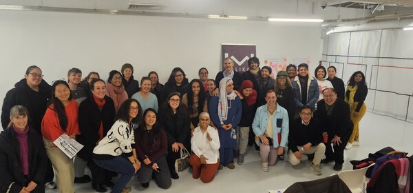 교육 참석자들이 현장에서 기념 촬영을 하고 있다.